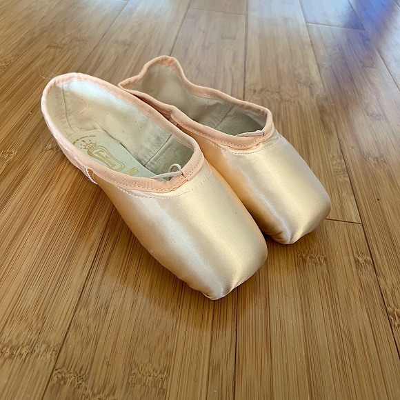 Freed Pointe Shoes (V Maker) - Picture 1 of 7